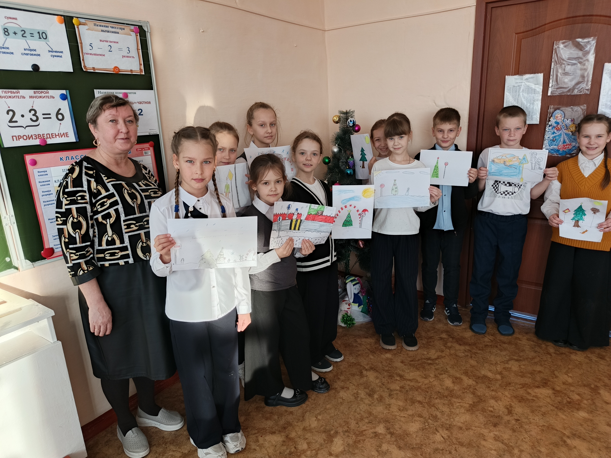 Новогодний конкурс рисунков по ПДД: как дети праздновали безопасность.