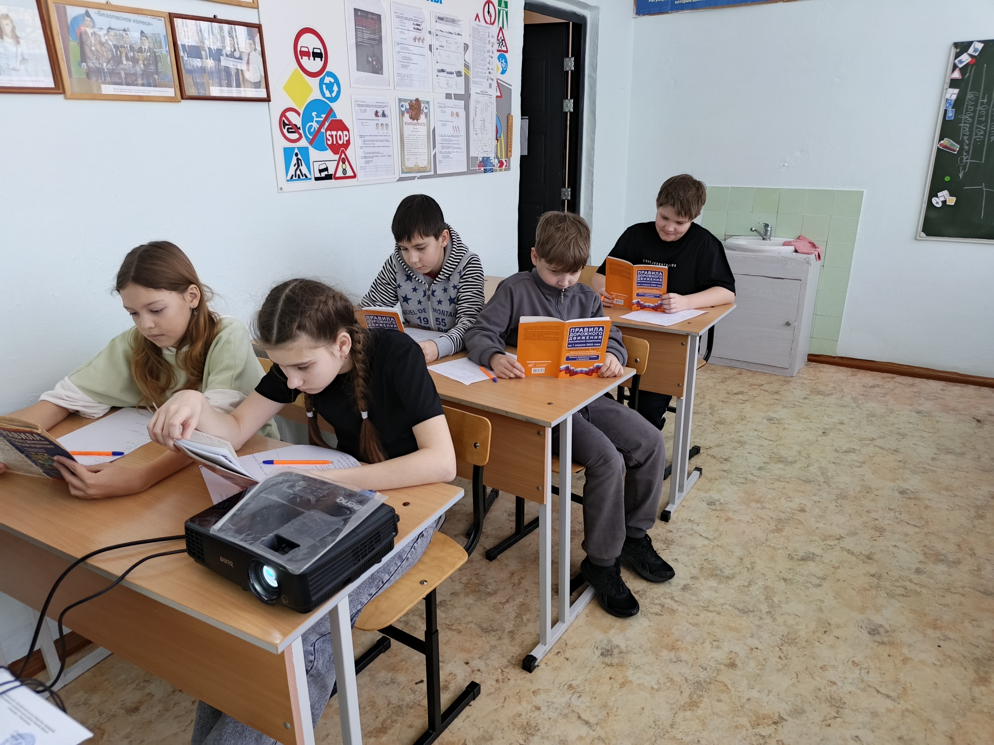 Освоили правила проезда перекрестков с круговым движением.