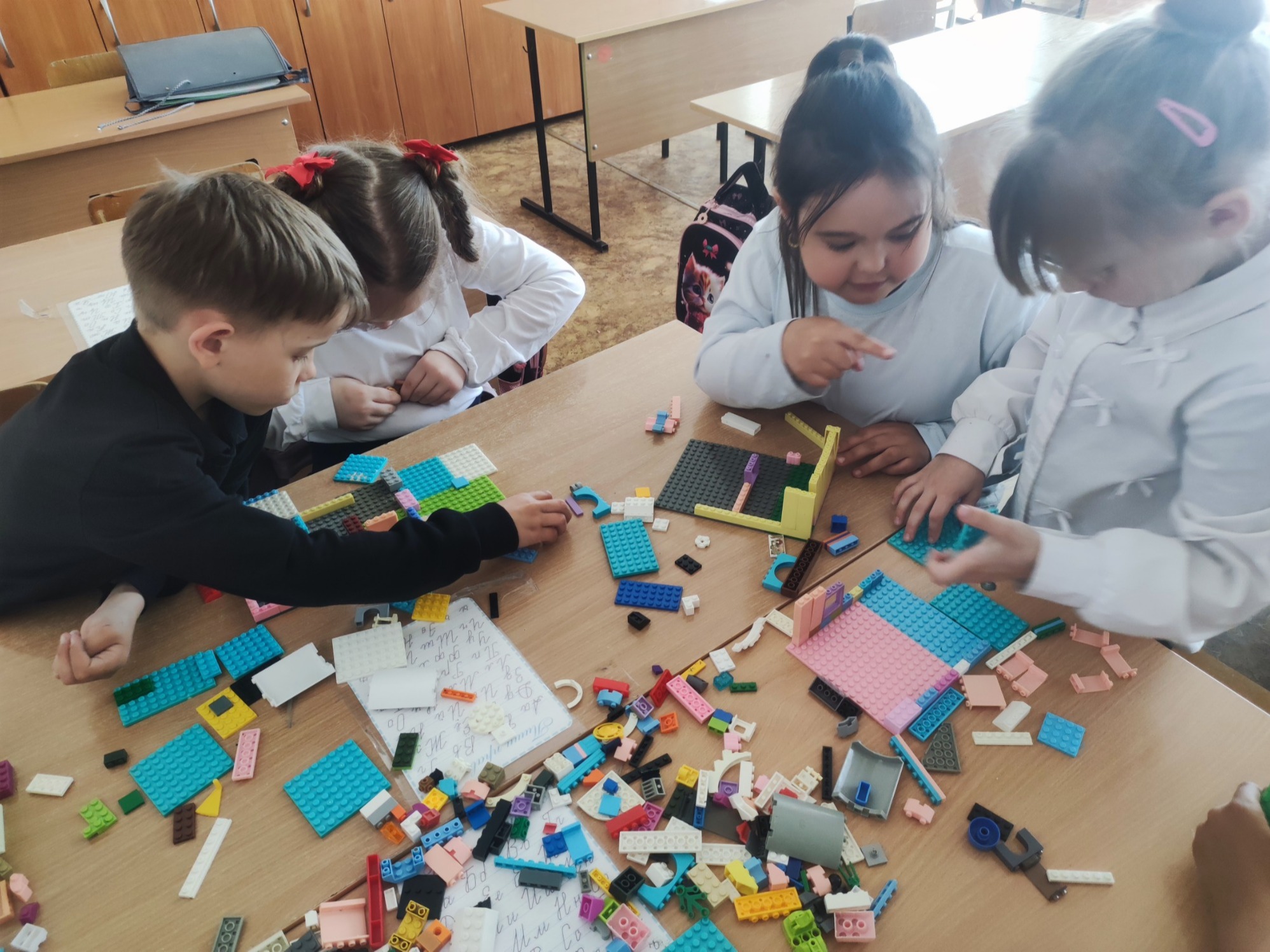 LEGO‑дружба: гимназия объединяет детей разных возрастов.