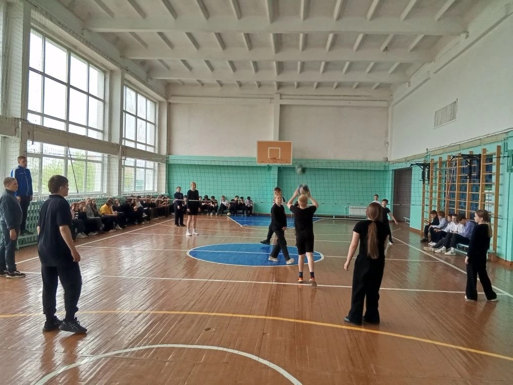 Соревнования по пионерболу среди шестиклассников.