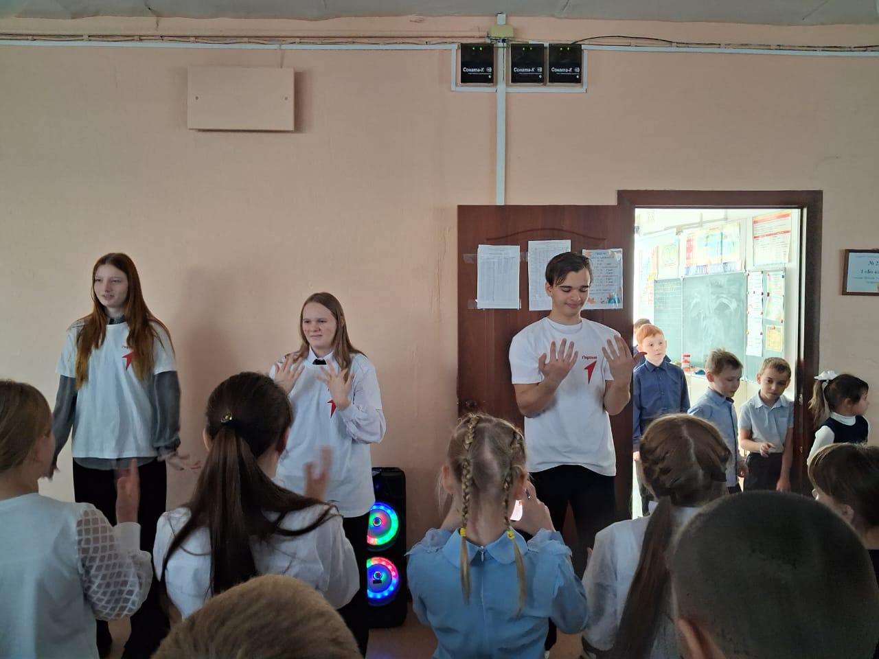 Танцевальная переменка от старшеклассников.
